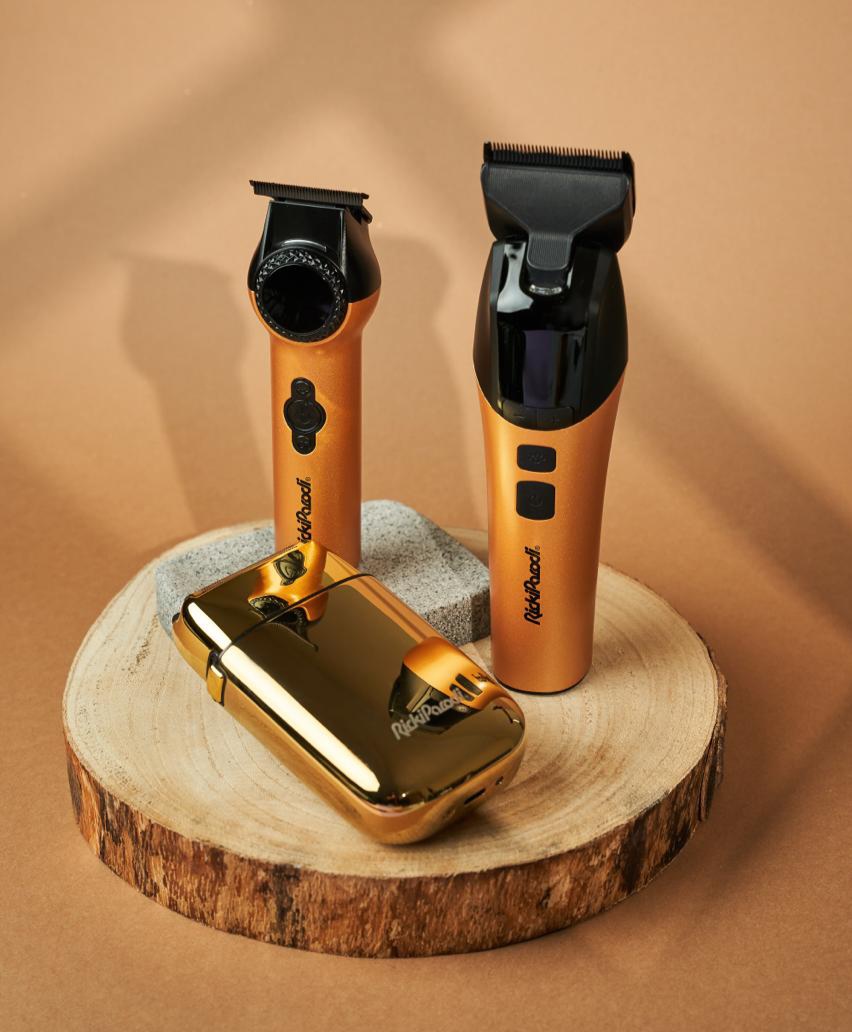 Dispositivos eletrónicos dourados e pretos para cuidados pessoais sobre base de madeira