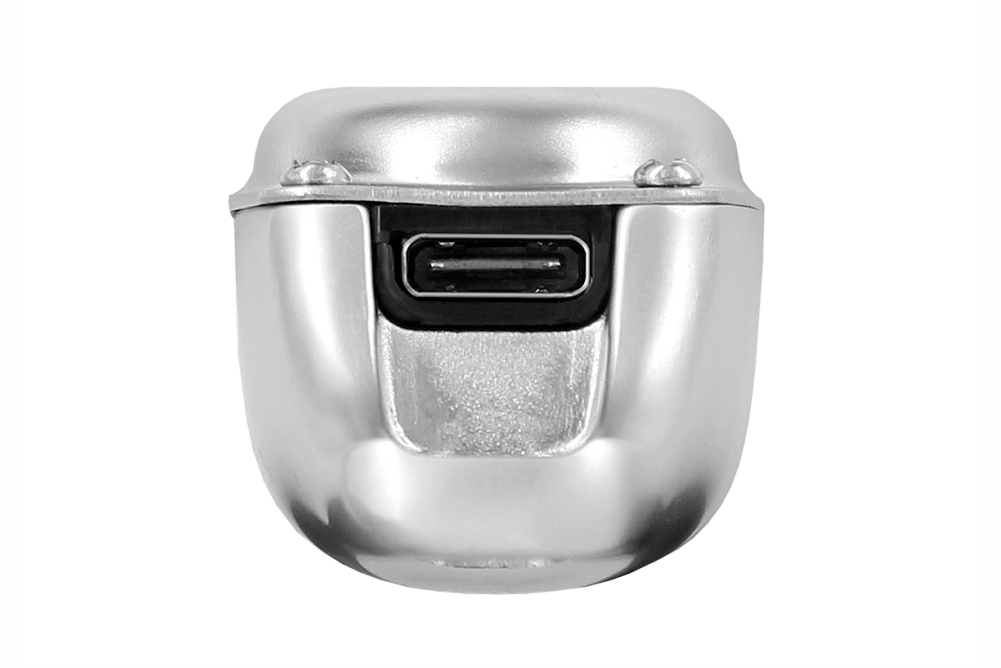 Dispositivo metálico prateado com porta USB tipo C