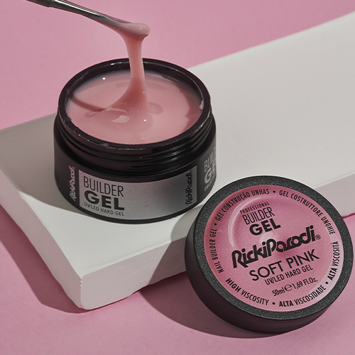 Gel de unhas Rickiparodi Builder Gel Soft Pink em embalagem preta e rosa sobre suporte branco