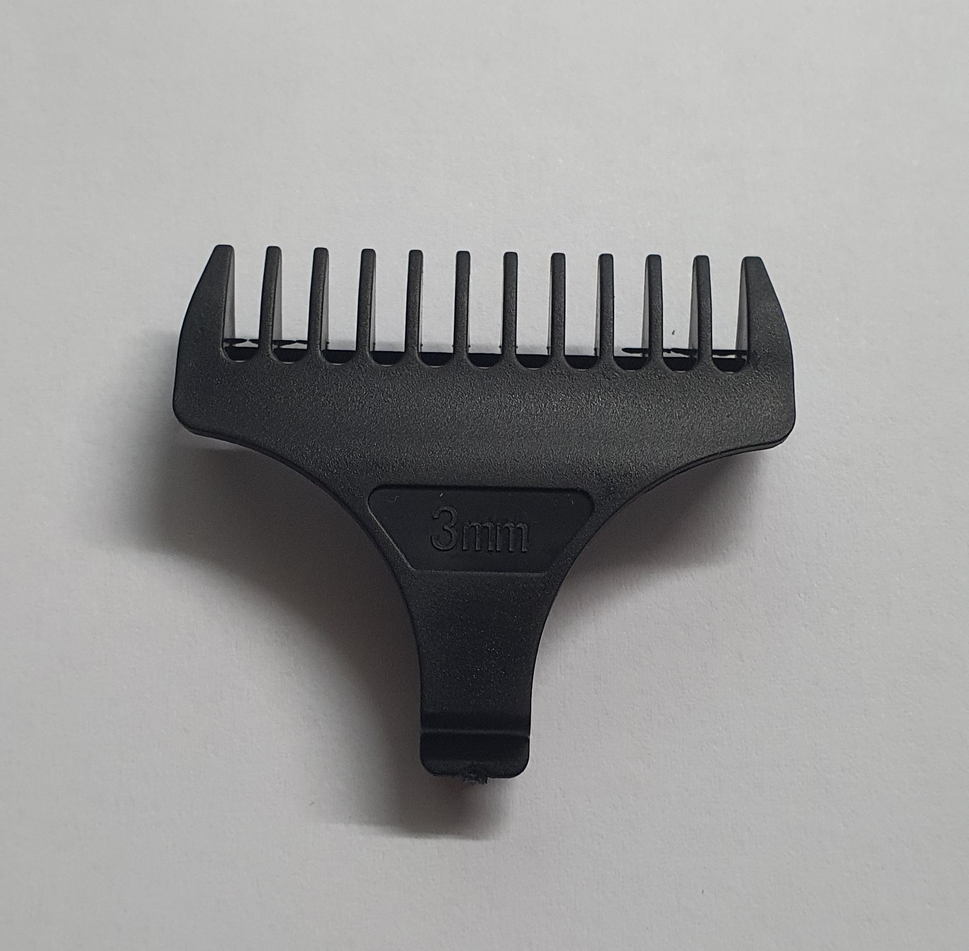 Pentear preto para máquina de cortar cabelo 3mm em fundo branco.