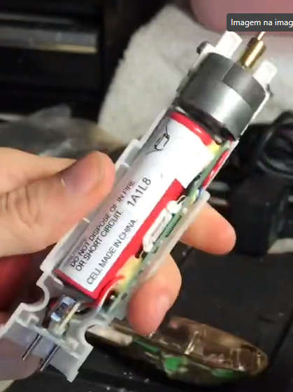 Componente eletrônico com motor e etiqueta segurado por mão