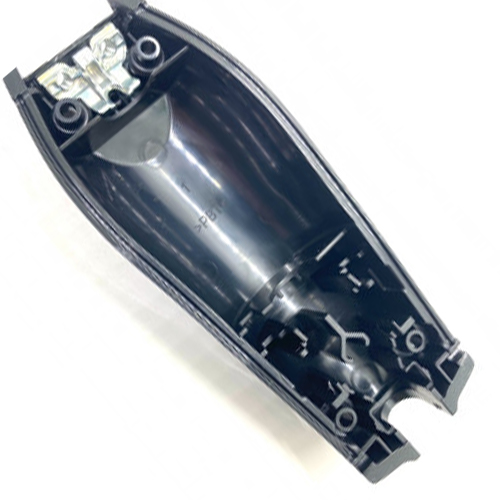 Componente interno preto com metal sobre fundo branco