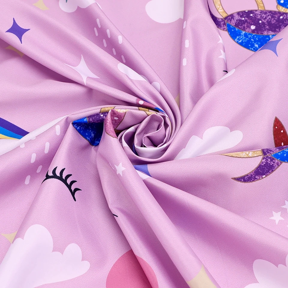 tecido infantil rosa com estampas de nuvens, estrelas e olhos