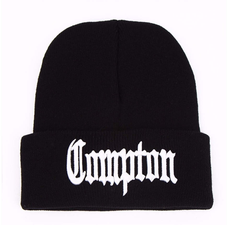 Gorro preto com bordado branco 'Compton' em fundo branco
