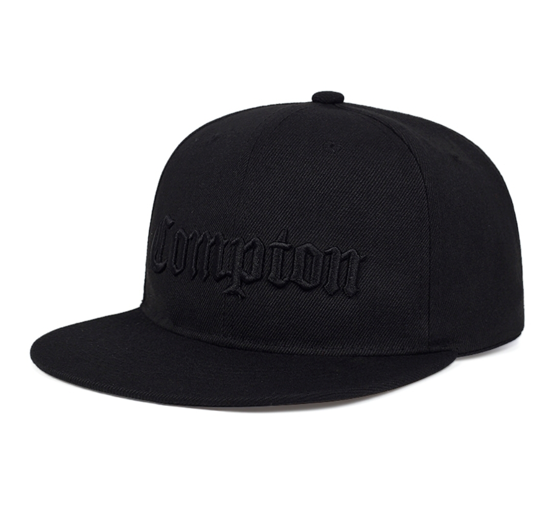 Boné preto snapback com aba reta e bordado 'Compton' em relevo