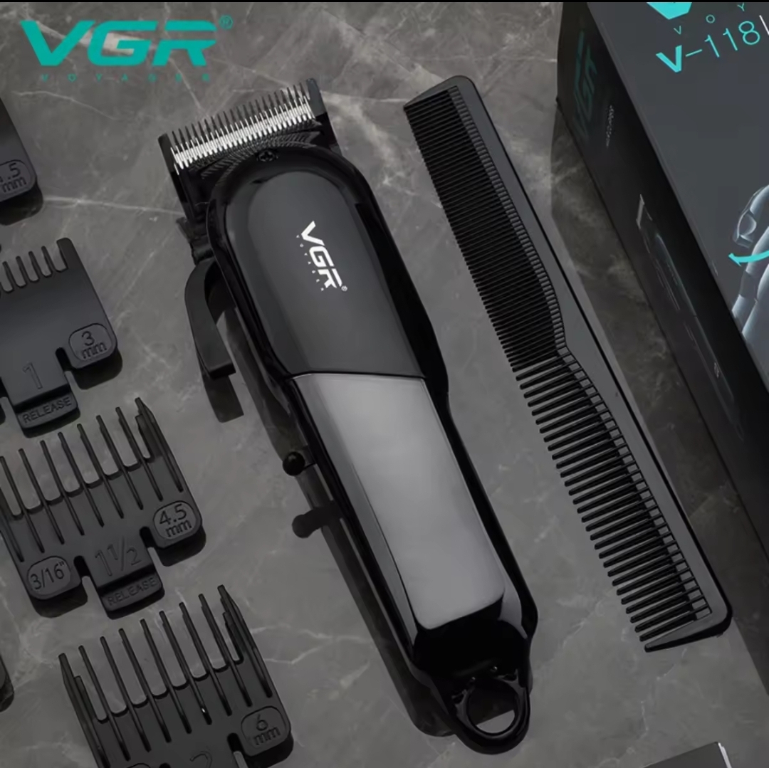 Máquina de cortar cabelo preta VGR modelo V-118 com vários pentes de corte e pente preto longo sobre superfície cinza