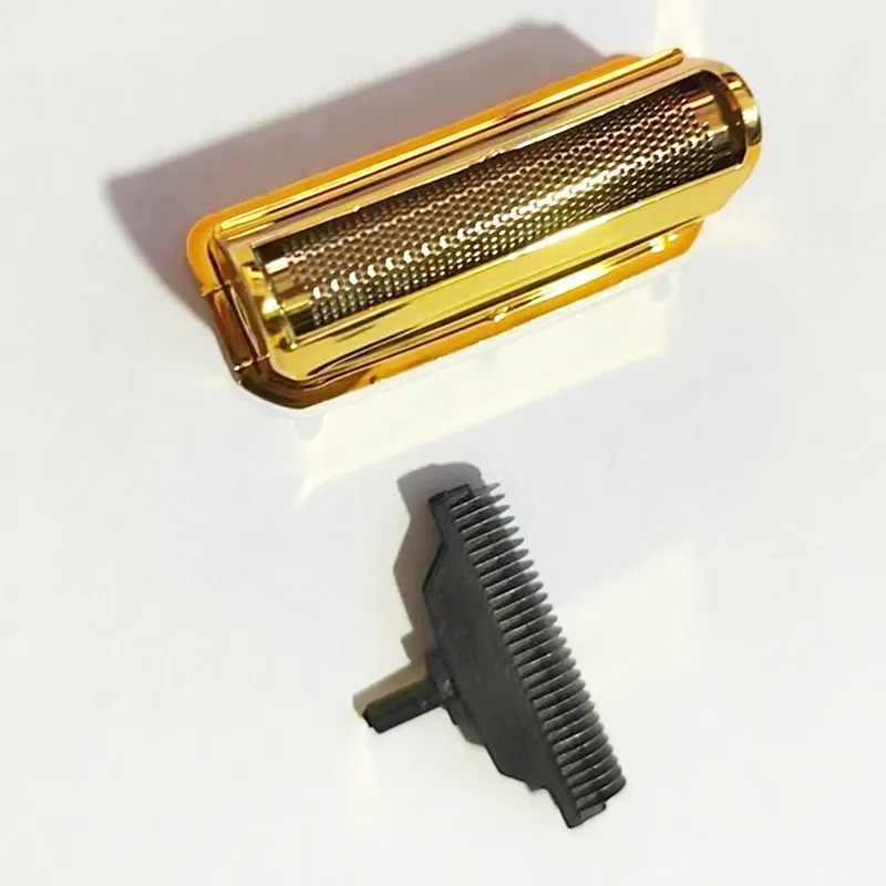 Aparelho de barbear dourado e peça preta destacável sobre fundo branco