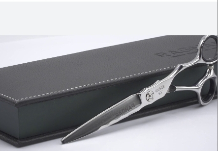 Tesouras profissionais RASE e KASHO em metal prateado com caixa preta texturizada