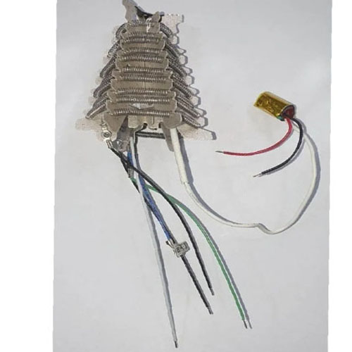 Resistência elétrica metálica com fios coloridos sobre fundo branco