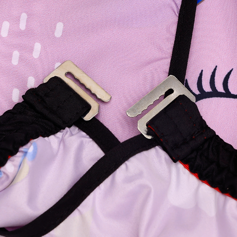 Detalhe de biquíni lilás com alças elásticas negras e fechos metálicos