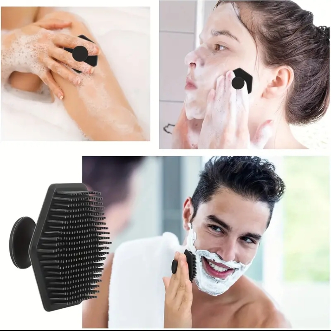 Acessório preto de silicone com cerdas usado para banho e barbearia em várias cenas.