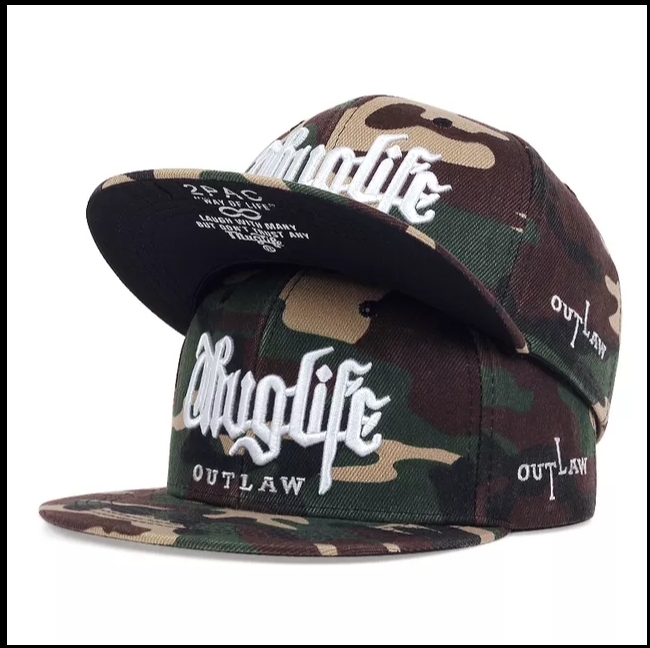 Dois bonés camuflados com bordados 'Thuglife' e 'OUTLAW'
