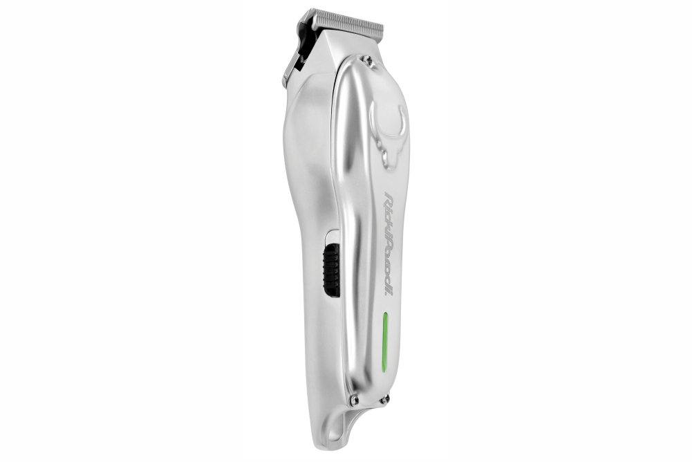 Máquina de cortar cabelo prateada em fundo branco