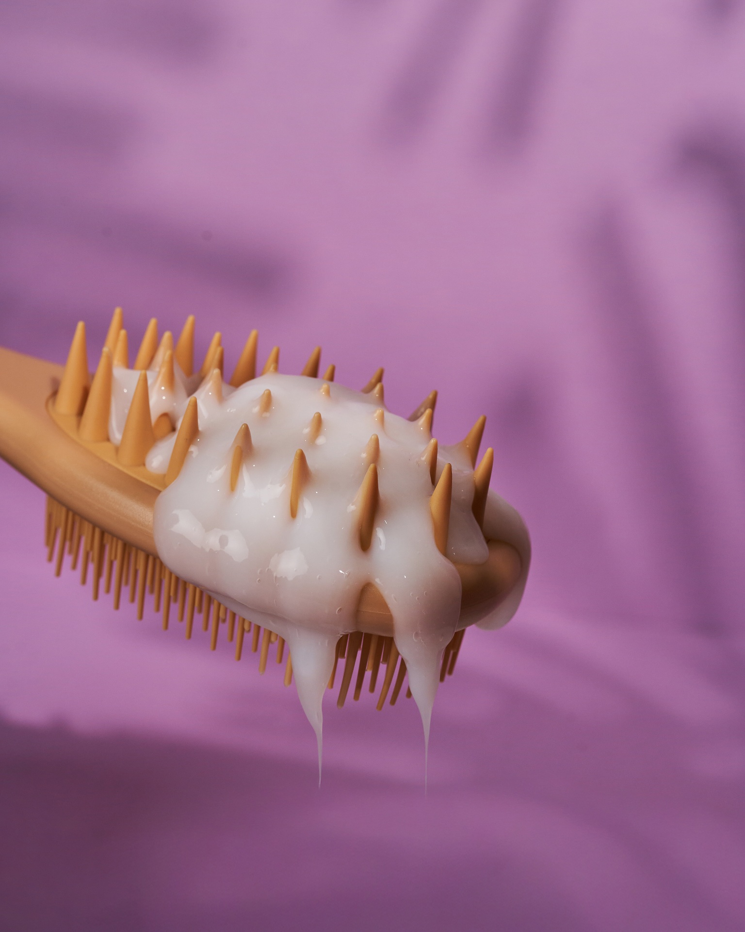 Escova de plástico beige com cerdas e creme branco