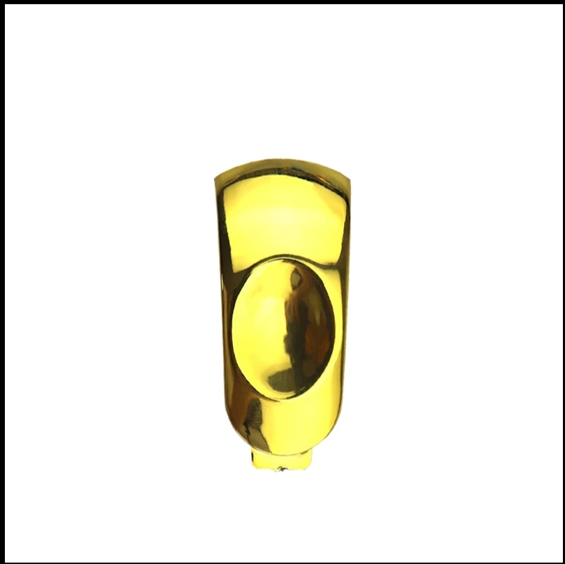 Peça metálica dourada com forma arredondada em fundo branco