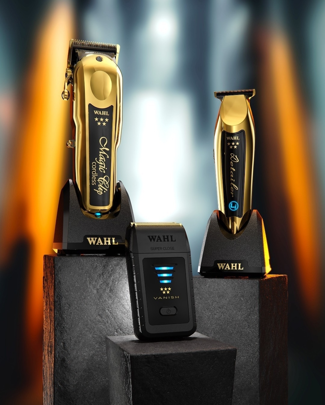 Três aparadores Wahl dourados e pretos em pedestais escuros com iluminação quente