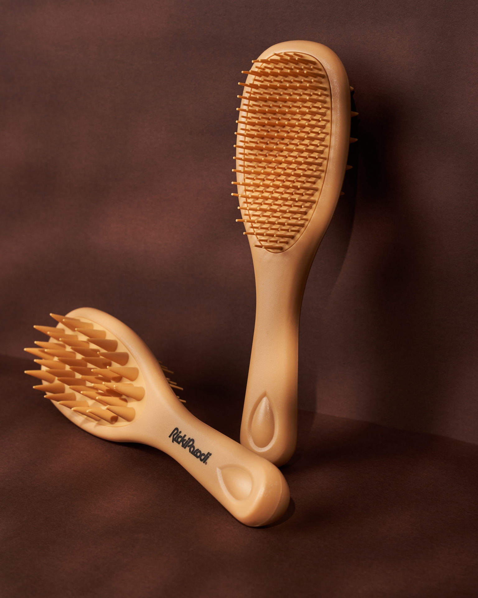 Escovas de plástico bege com cerdas rígidas e marca Rickiroodi