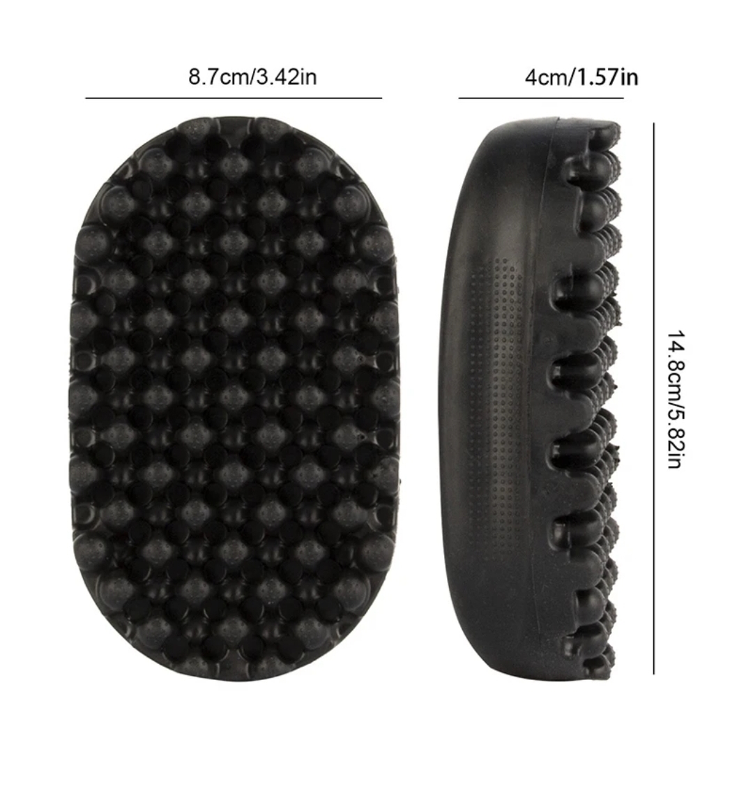 Escova oval preta de plástico com cerdas grossas contra fundo branco