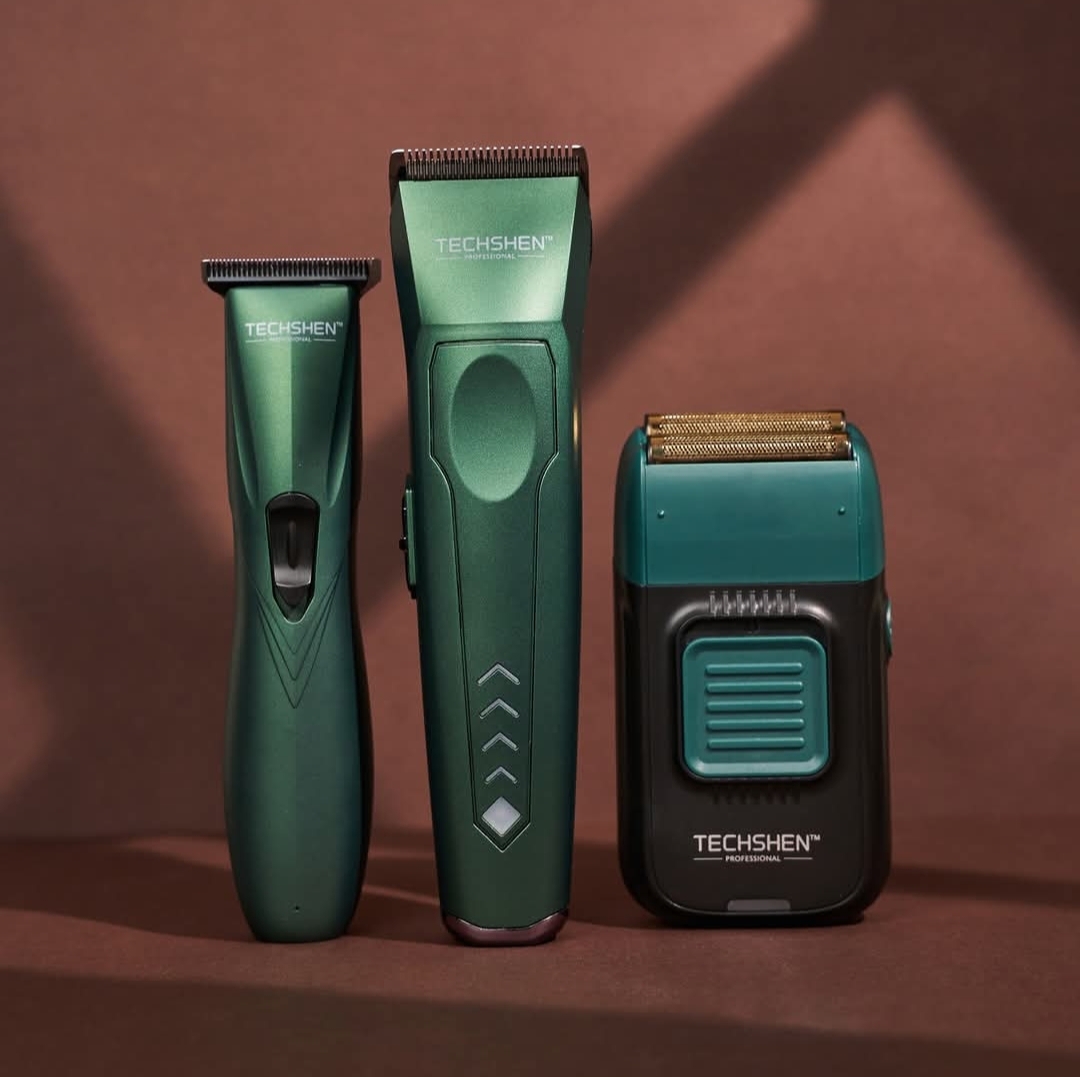 Conjunto de três aparelhos de barbear e cortar cabelo verdes Techshen sobre superfície castanha.