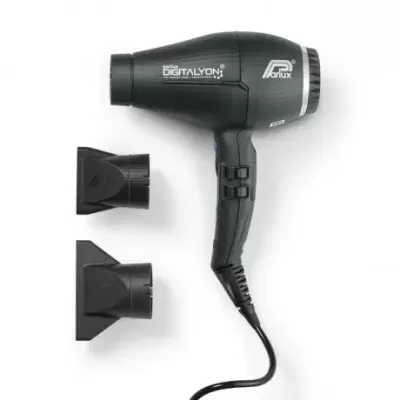 Secador de cabelo preto com acessórios em fundo branco