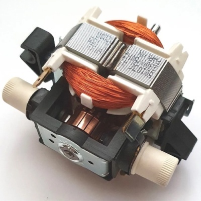 Bobina elétrica com enrolamento de fios de cobre e componentes plásticos sobre fundo branco