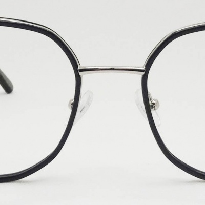 Óculos metálicos quadrados com bordas arredondadas em preto e prata