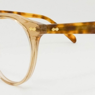 Óculos com armação transparente e hastes padrão tartaruga