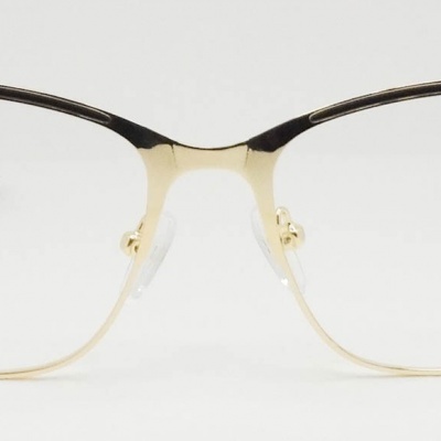 Óculos de armação metálica dourada com parte superior preta