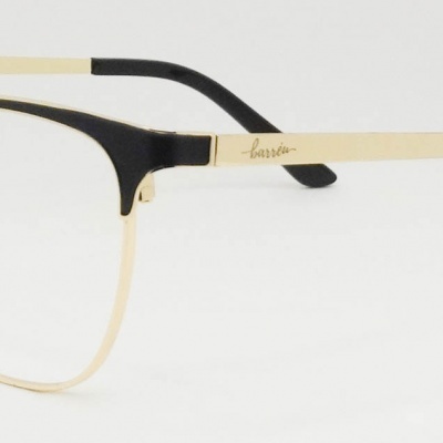 Óculos metálicos dourados com detalhes pretos e ponteiras pretas