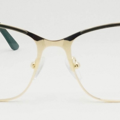 Óculos de armação semi-aro preta e dourada sobre fundo branco
