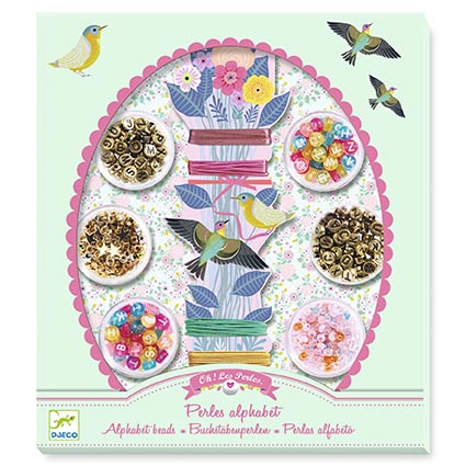 Conjunto de contas do alfabeto coloridas em embalagem ilustrada com flores e pássaros.