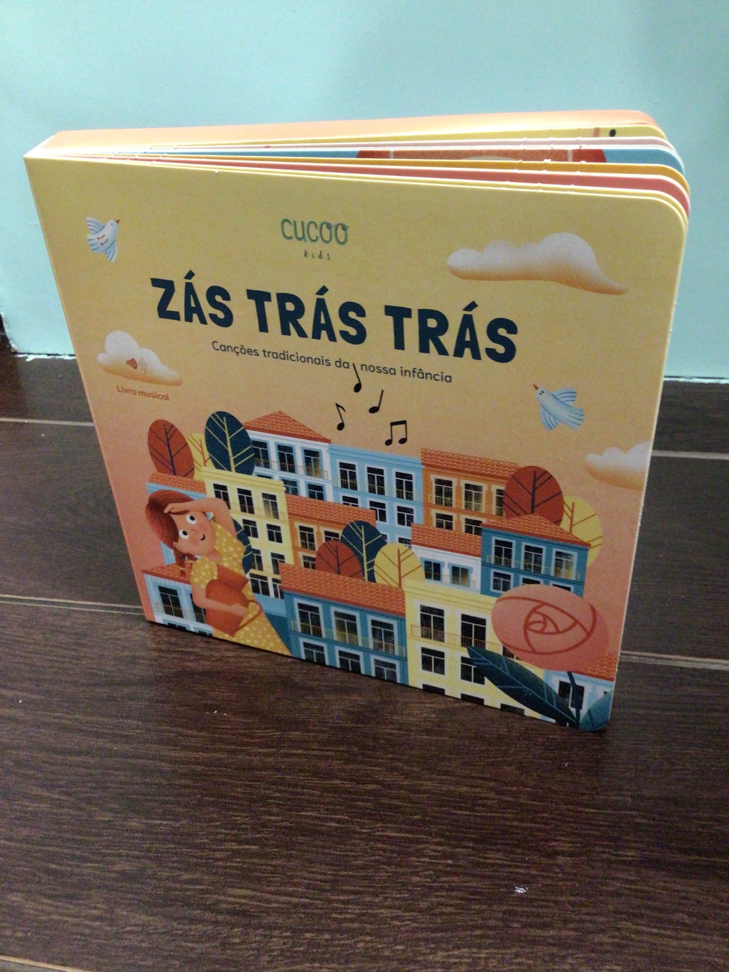 Capa de livro infantil amarelo com ilustração colorida e texto