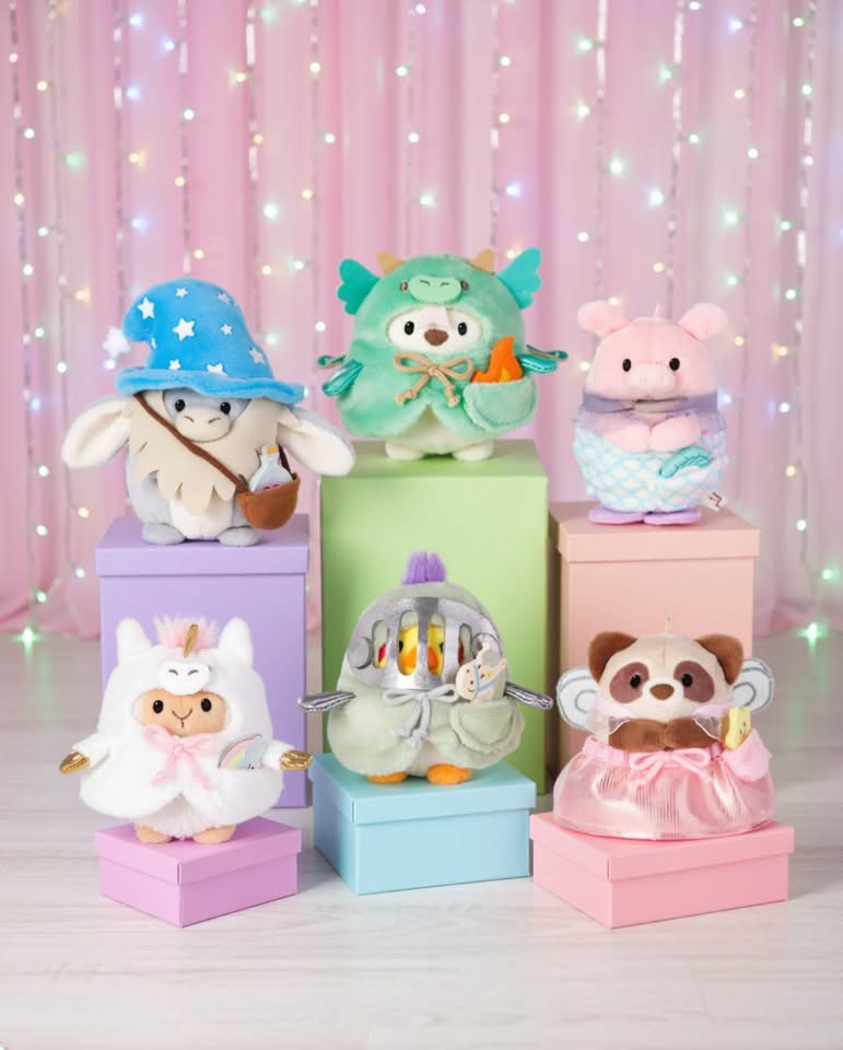 Seis peluches temáticos com acessórios em caixas coloridas, fundo rosa com luzes