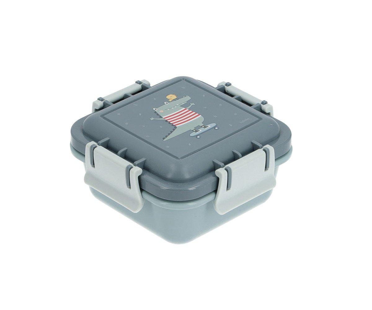 Caixa de plástico azul clara com tampa azul escura e figura de menino a andar de skate