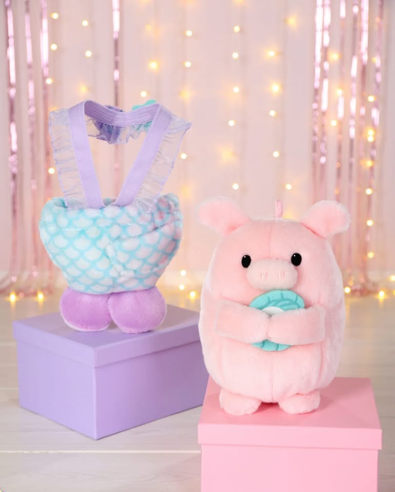 Brinquedos de peluche porco rosa e saco azul claro em caixas coloridas