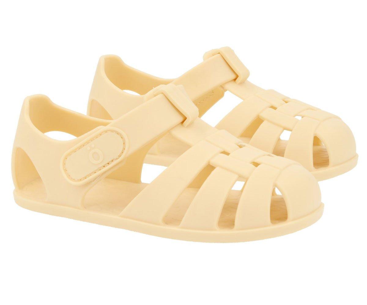 Sandálias de plástico bege claro com tiras entrelaçadas e fecho de velcro