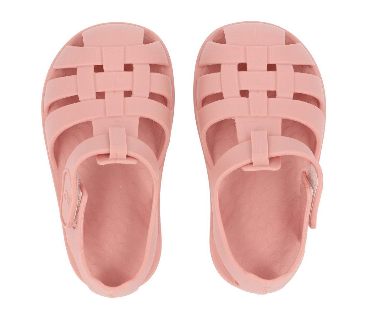 Sandálias rosa claras de plástico com tiras entrelaçadas