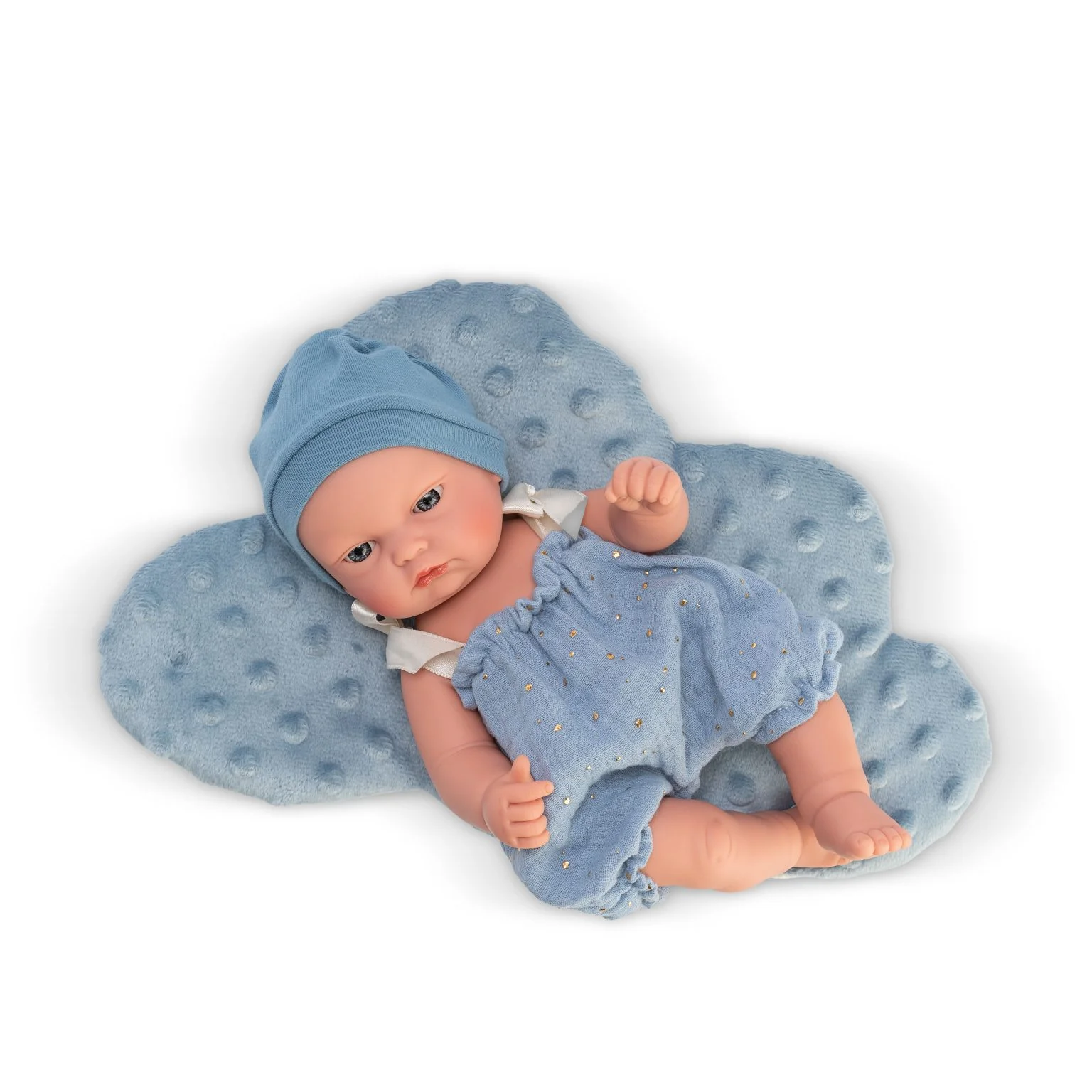 Bebé boneca com roupa azul e almofada azul macia em fundo branco
