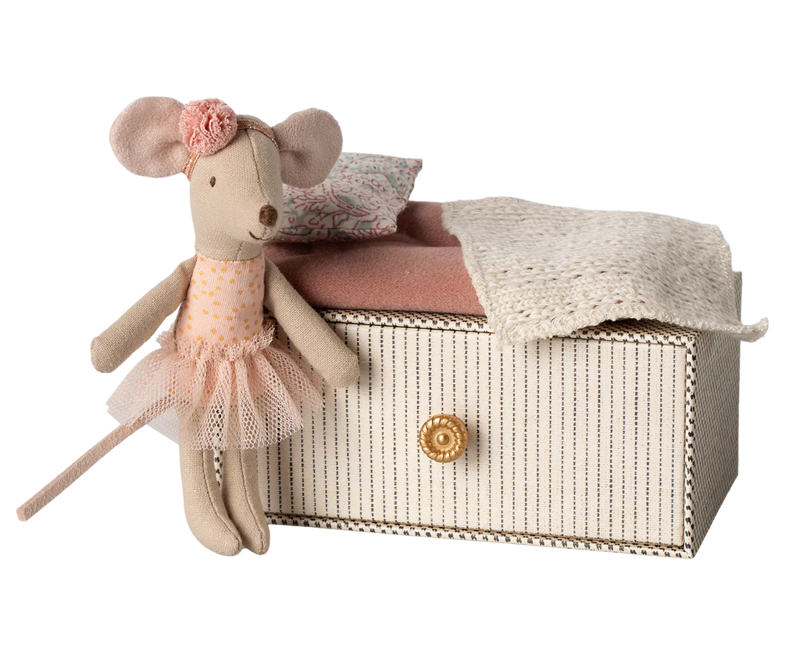 Dance&#x20;Mouse&#x20;in&#x20;Daybed,&#x20;little&#x20;sister