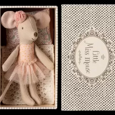 Dance&#x20;Mouse&#x20;in&#x20;Daybed,&#x20;little&#x20;sister