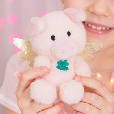 Pelúcia de porco rosa claro com asas douradas e trevo verde