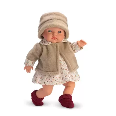 Boneca bebé com casaco bege felpudo, vestido com bolinhas coloridas, chapéu bege e meias vermelhas