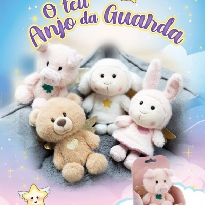 Conjunto de quatro peluches de animais com asas douradas e embalagem rosa num fundo colorido