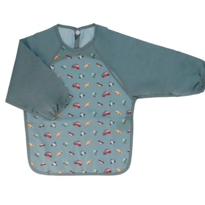 Babete impermeável azul-petróleo com padrão de veículos coloridos e mangas compridas