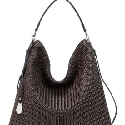 Mala tipo saco castanha com padrão trançado e alça preta