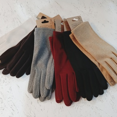 Luvas de tecido em várias cores com etiqueta ANGELINA sobre superfície branca