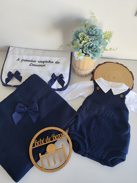 Conjunto de roupa de bebé azul escuro com manta e faixa personalizada