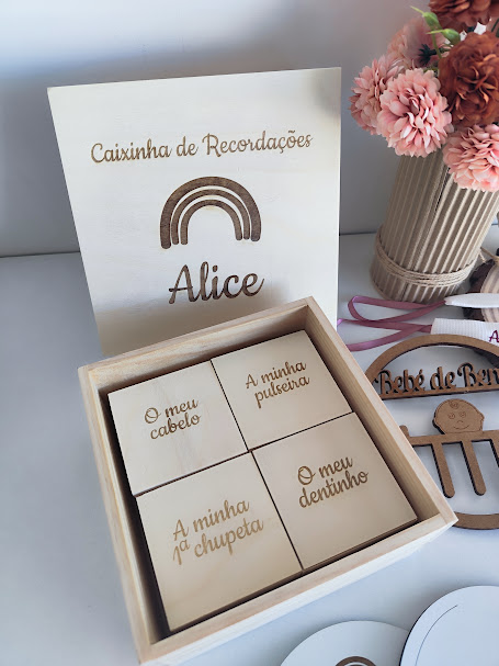 Caixa de recordações em madeira personalizada com quatro caixas internas gravadas e uma placa com nome 'Alice' e arco-íris, decoração com flores cor-de-rosa