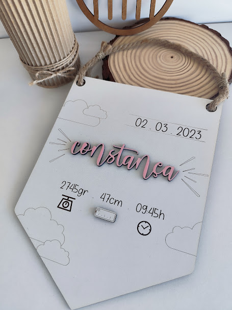 Placa decorativa branca com nome Constança e informações de nascimento em relevo rosa