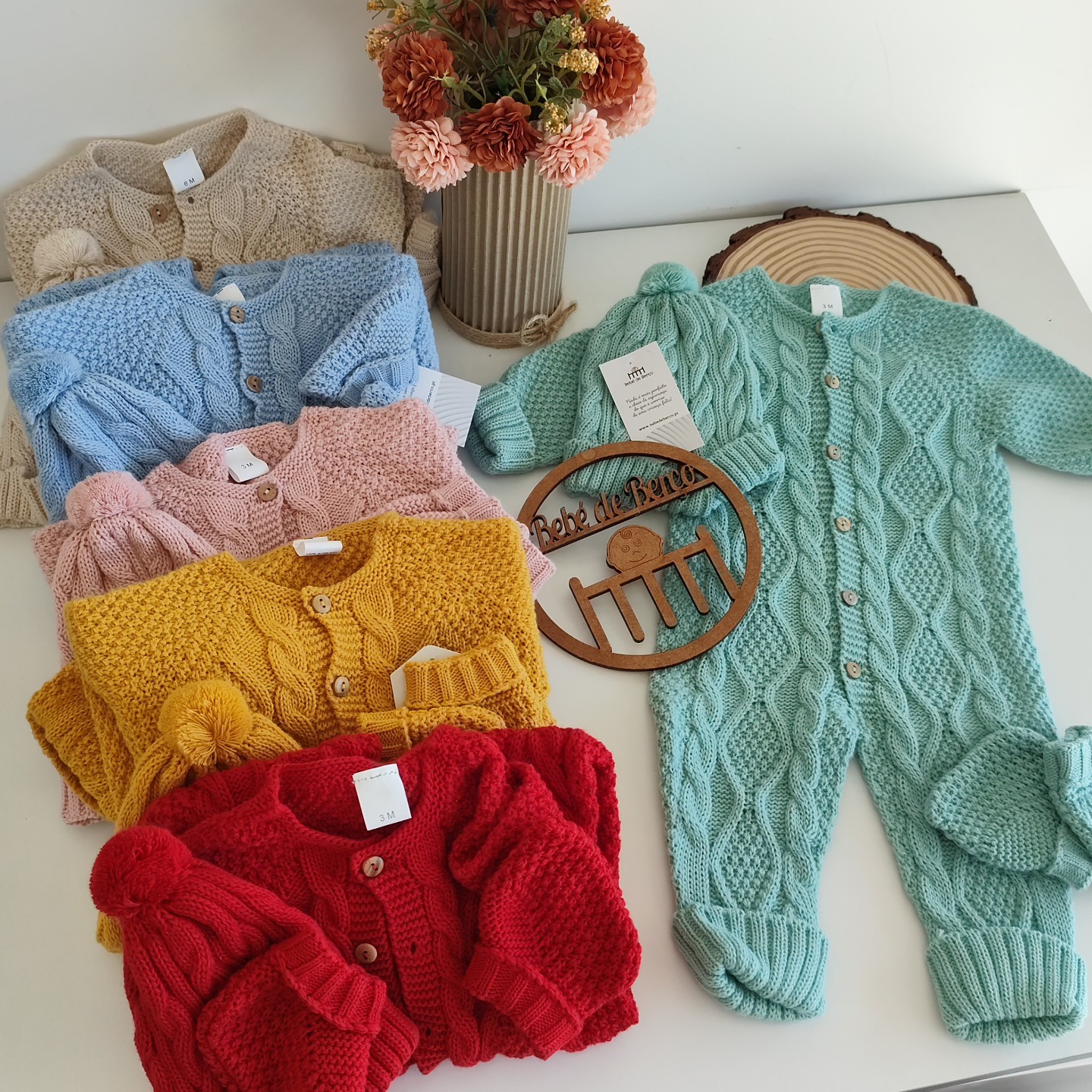 Macacão de malha com gorro e carapins